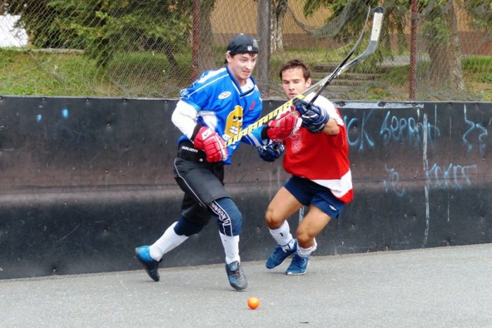 Ilustračný obrázok k článku Popradskí hokejbalisti si zorganizovali letný turnaj. Vyzbierané peniaze použili na opravu ihriska
