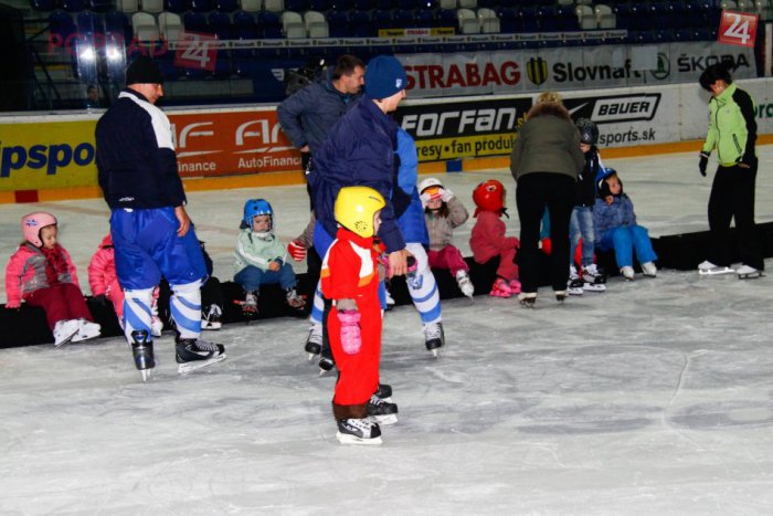Ilustračný obrázok k článku Škôlkari sa učia korčuľovať. Trénujú ich hokejoví tréneri i hokejisti Ačka