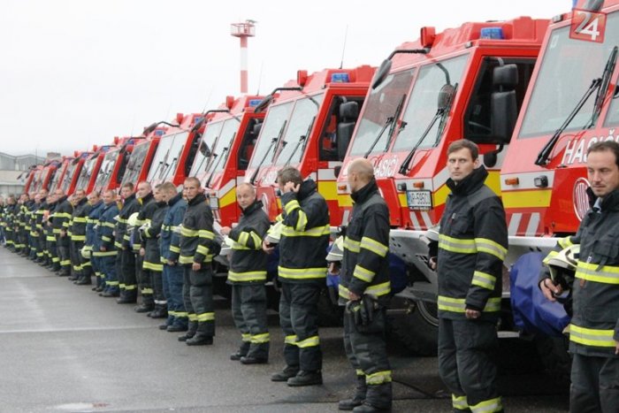 Ilustračný obrázok k článku Popradské letisko zaplnili hasičské autá: Minister vnútra odovzdával lesné špeciály