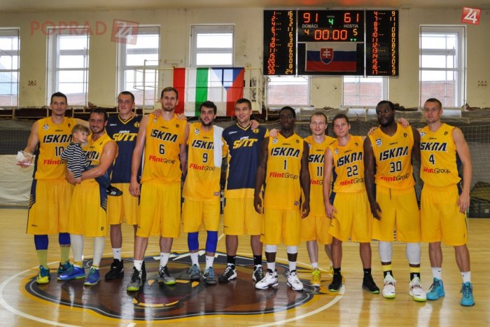 Ilustračný obrázok k článku Basketbalisti Iskry odohrali vo Svite prípravný turnaj: Baťov pohár v rukách Nyíregyházy