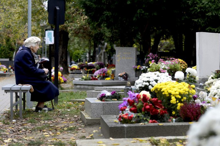 Ilustračný obrázok k článku Dušičkový víkend v Poprade: PREHĽAD, kedy bude zádušná omša a ako sú otvorené cintoríny