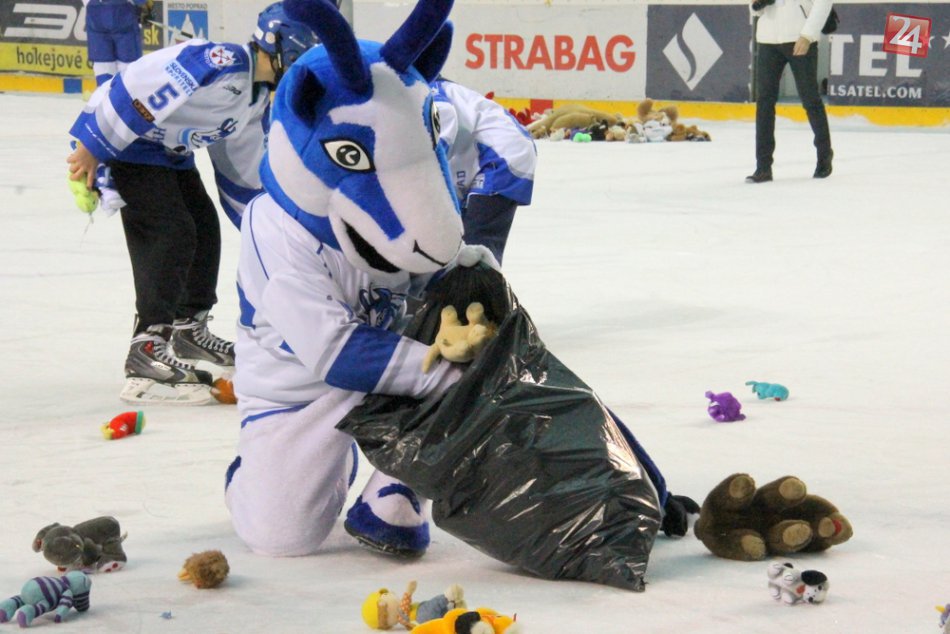 Ilustračný obrázok k článku FOTOGALÉRIA: Popradský ľad fanúšikovia zahádzali plyšovými hračkami!