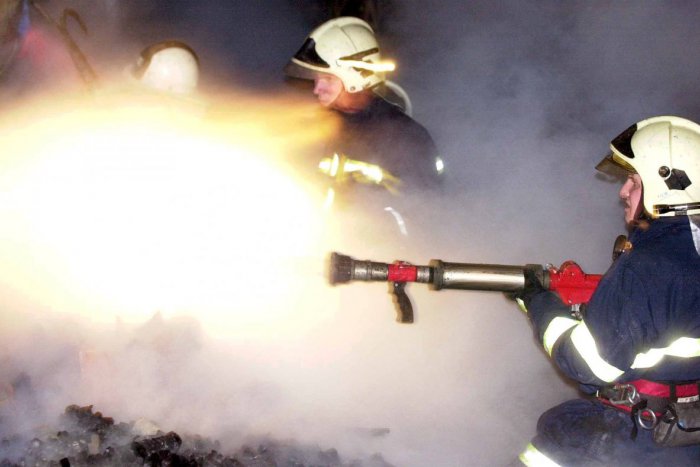 Ilustračný obrázok k článku Popradskí hasiči v boji s ničivým požiarom: Auto na námestí skončilo v plameňoch!
