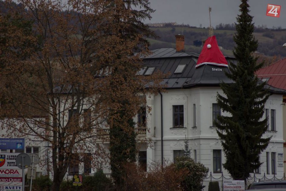 Ilustračný obrázok k článku Ľudia idú po ulici a len tak dvíhajú hlavy hore: Na streche domu sa zjavila megamikulášska čiapka!