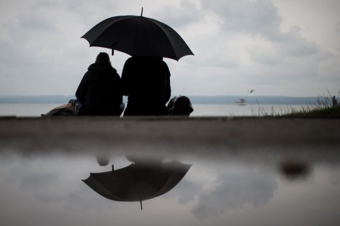 Ilustračný obrázok k článku RANNÁ ŠTVORKA: Upršaný deň je ideálny na stretnutie pod dáždnikom aj v hudbe