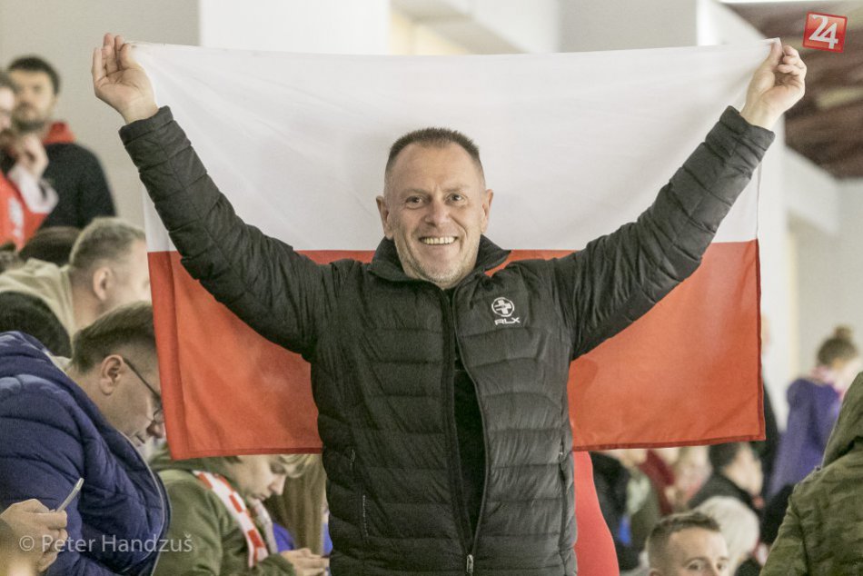 Ilustračný obrázok k článku Popradský tréner prehral stávku: Počas zápasu na MS musel držať poľskú vlajku
