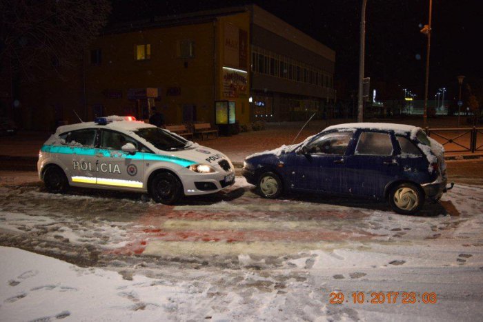 Ilustračný obrázok k článku Polícia obvinila Popradčana, ktorý opitý nabúral do policajného auta