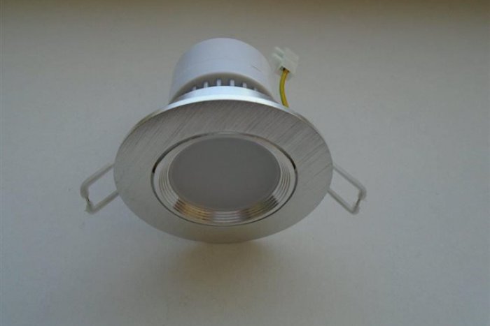 Ilustračný obrázok k článku Pozor na TOTO podhľadové svietidlo: Pri používaní hrozí úraz elektrickým prúdom