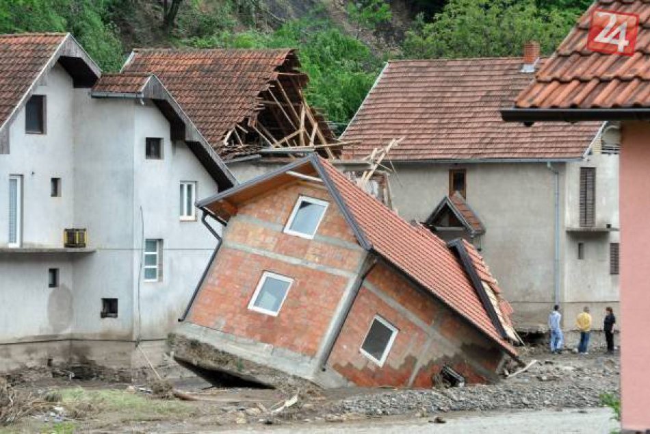 Tondach podporí obete povodní na Balkáne škridlami na cca 100 striech