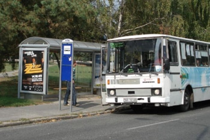 Ilustračný obrázok k článku Autobus zaparkovaný pred popradským zimákom nedal niekomu pokoj: Za škodu v tisíckach eur hrozí páchateľovi basa