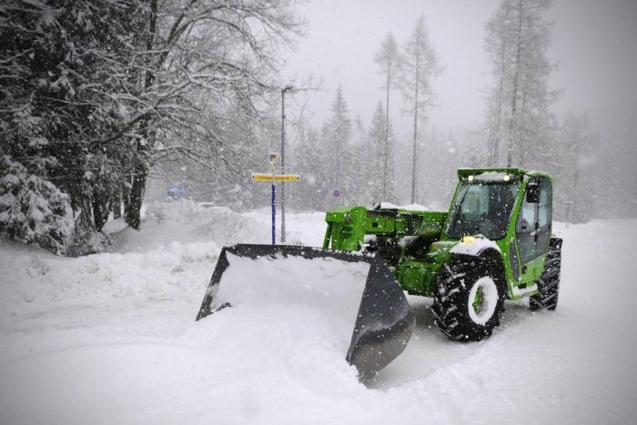 Ilustračný obrázok k článku Upratovanie po silnom snežení v Poprade pokračuje. Pozor na sneh padajúci zo striech
