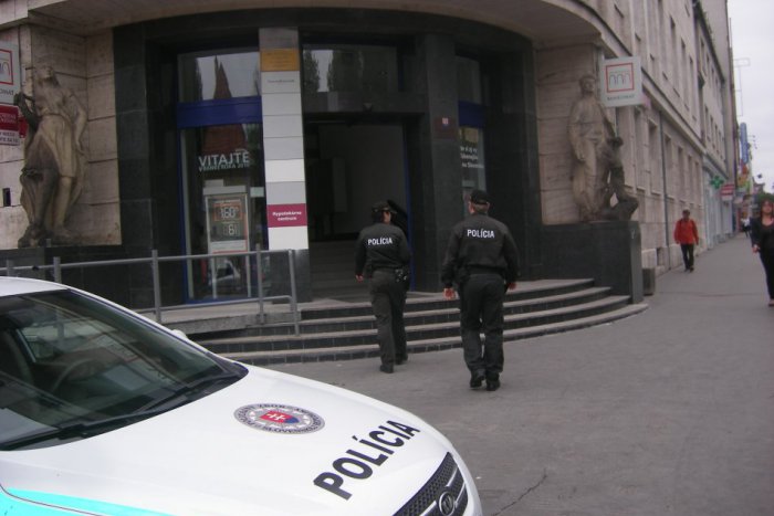 Ilustračný obrázok k článku Akcia policajtov v Prešovskom kraji: Posvietili si na ochranu bánk, SBS-károm dali fúkať!