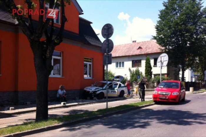 Ilustračný obrázok k článku Nehoda policajného auta v Poprade: Služobné auto po búračke skončilo v múre domu!