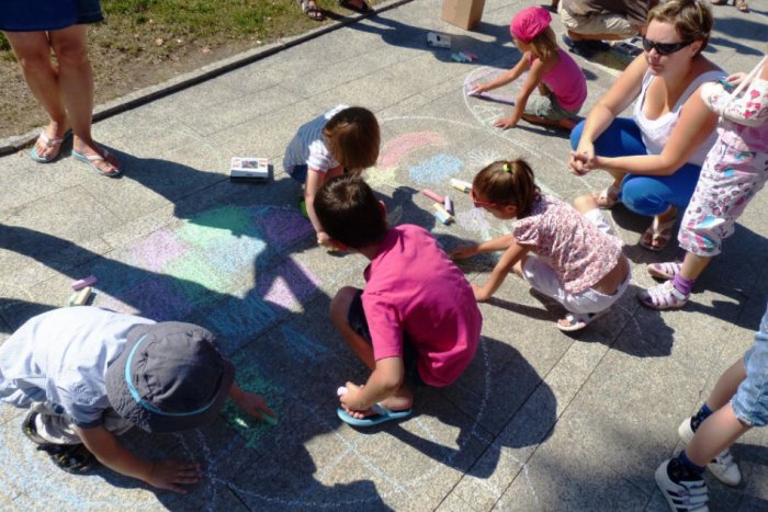 Ilustračný obrázok k článku Deti namaľovali na chodník obrovskú stonožku, vydrží do najbližšieho dažďa