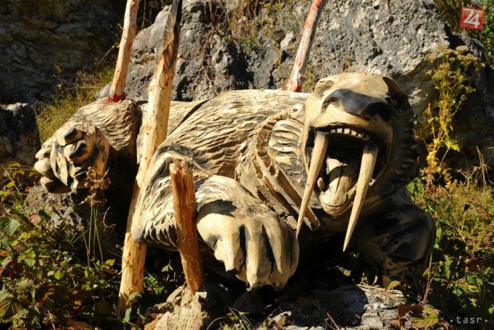 Ilustračný obrázok k článku Mystérium pravekého lovu: Nálezisko lebky neandertálca zveľadia sochy predstavujúce praveký lov