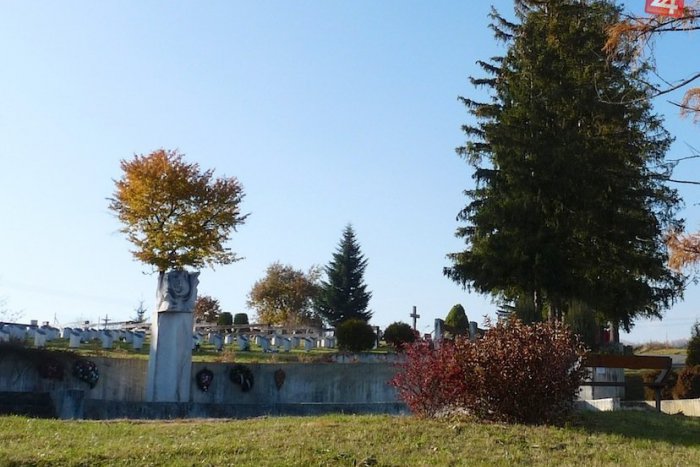 Ilustračný obrázok k článku Na vojenskom cintoríne vyčíňal zlodej: Z náhrobných kameňov zmizli desiatky tabuliek!