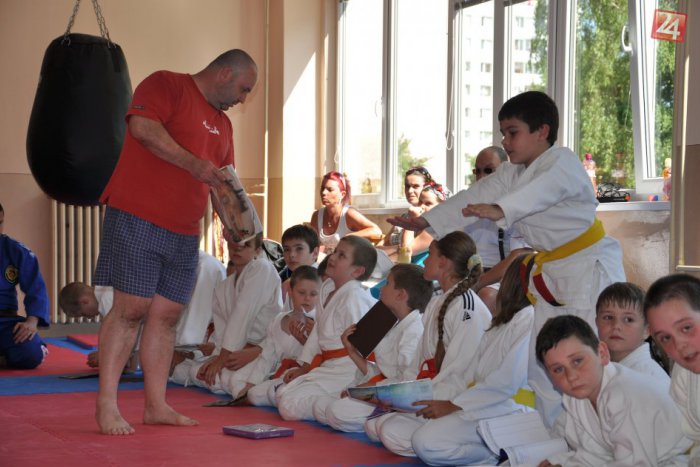 Ilustračný obrázok k článku Jiu-jitsu v Poprade: Tréner kontroluje aj žiacke knižky :)