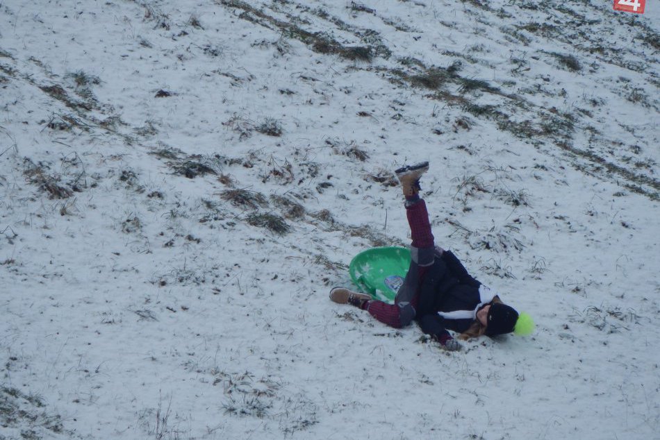 Ilustračný obrázok k článku Sneh v Tatrách si ľudia užívajú všelijako: Jazda za skútrom aj bláznenie vďaka atrakcii skifox!