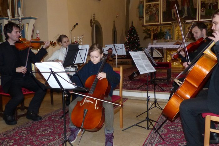 Ilustračný obrázok k článku Ohúrila porotu: Deväťročná víťazka violončelovej súťaže hrala v Matejovciach