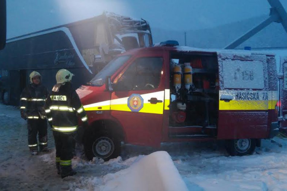 Ilustračný obrázok k článku Vodič autobusu, ktorý havaroval pri Spišskom Štvrtku, nehodu prežil: Najťažšie prípady sú v popradskej nemocnici