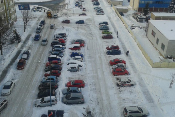 Ilustračný obrázok k článku Odpratávanie parkovísk od snehu znemožňujú zaparkované autá: SMK prosí o pomoc s ich vyprázdnením