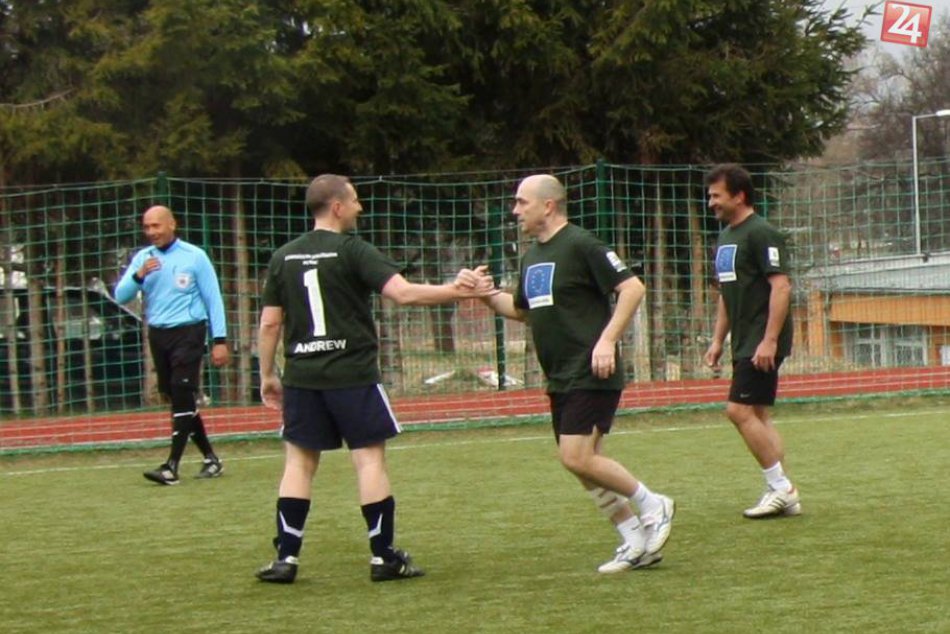 Ilustračný obrázok k článku Veľvyslanec v šortkách behal v Poprade po trávniku: So študentmi si zahral futbal, penalta dopadla neslávne :)
