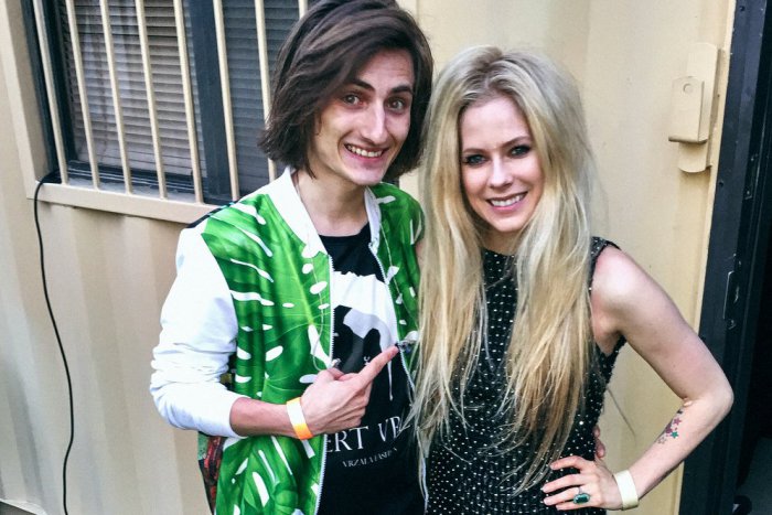 Ilustračný obrázok k článku Príbeh popradského muzikanta ako z rozprávky: Hral na ulici, onedlho sa ocitol na pódiu s Avril Lavigne!