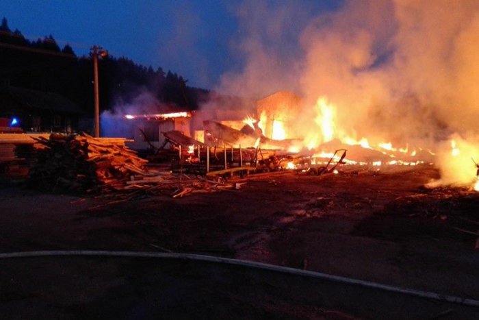 Ilustračný obrázok k článku Na Spiši vypukol ničivý požiar, v akcii desiatky hasičov:  FOTKY priamo z miesta