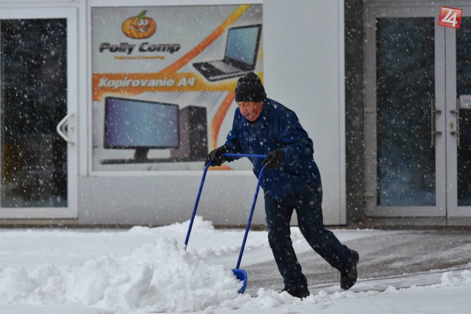Ilustračný obrázok k článku Perinbaba sa postarala, že Poprad sa už zabelel: Prvý sneh v našom meste zaznamenaný v OBRAZOCH