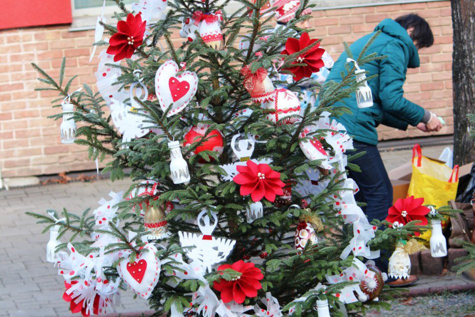 Ilustračný obrázok k článku Víťazný vianočný stromček v Poprade? Tak takáto výzdoba sa len tak nevidí!