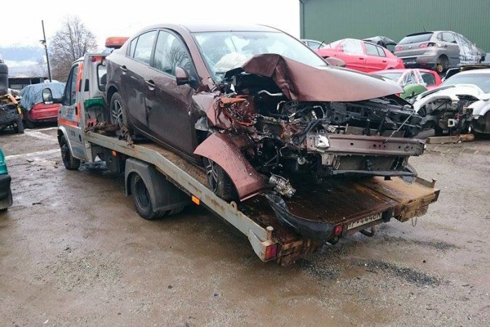 Ilustračný obrázok k článku Nehoda len pár km od Popradu: Vodič (55) s autom nabúral do stromu!