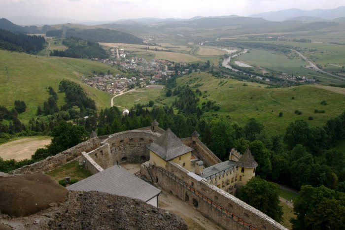 Ilustračný obrázok k článku Za vysvedčenie výlet na Ľubovniansky hrad? Školáci budú mať vstup zadarmo