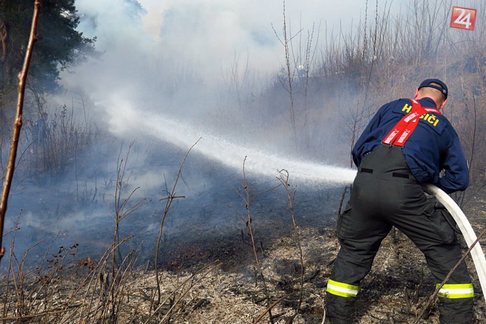 Ilustračný obrázok k článku Na dohasení požiaru v Kežmarských Žľaboch pracuje viac ako 80 hasičov
