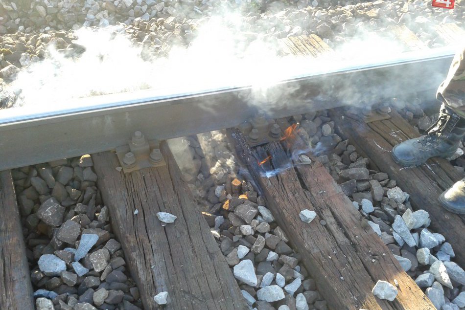 Ilustračný obrázok k článku Vysoké teploty a páliace slnko: Riziko vzniku požiarov pri železničných dráhach
