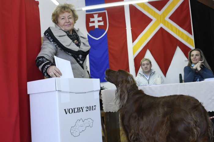 Ilustračný obrázok k článku Účasť na Štrbskom plese je nižšia: Turisti voliť nesmú
