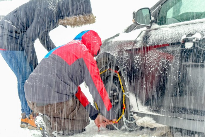Ilustračný obrázok k článku RADÍME: Vodiči by pred cestou na lyžovačku nemali zabúdať na zimnú výbavu