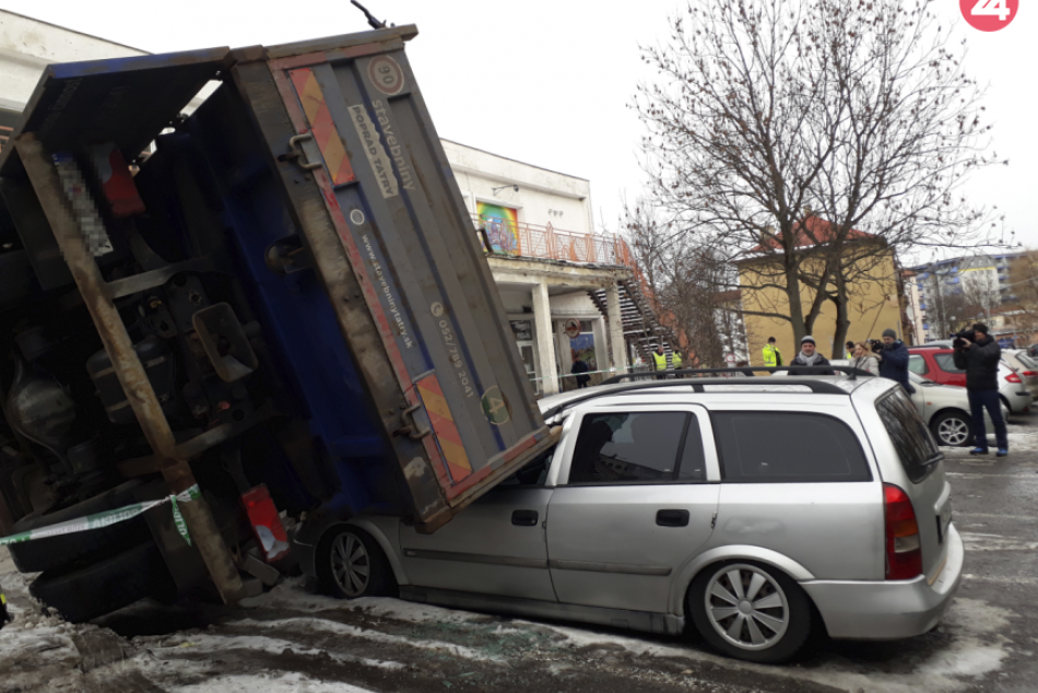 Ilustračný obrázok k článku FOTO Kuriózna nehoda v Poprade: Nákladiak so žeriavom privalil ďalšie auto