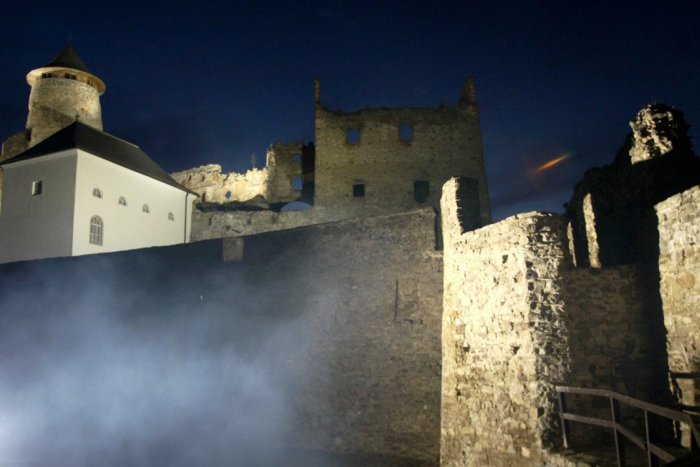 Ilustračný obrázok k článku Šermiari, sokoliari, remeselníci i nočné prehliadky: V Starej Ľubovni zažijete Stredoveké hradné slávnosti