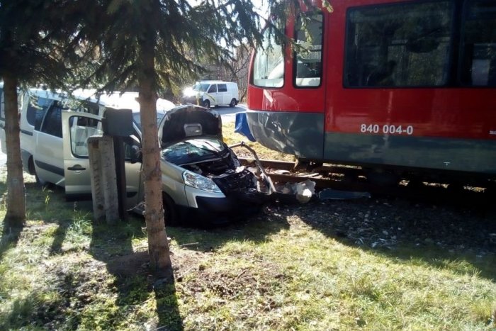 Ilustračný obrázok k článku Nehoda v Tatranskej Lomnici: Zrážka vlaku s dodávkou si vyžiadala päť zranených!