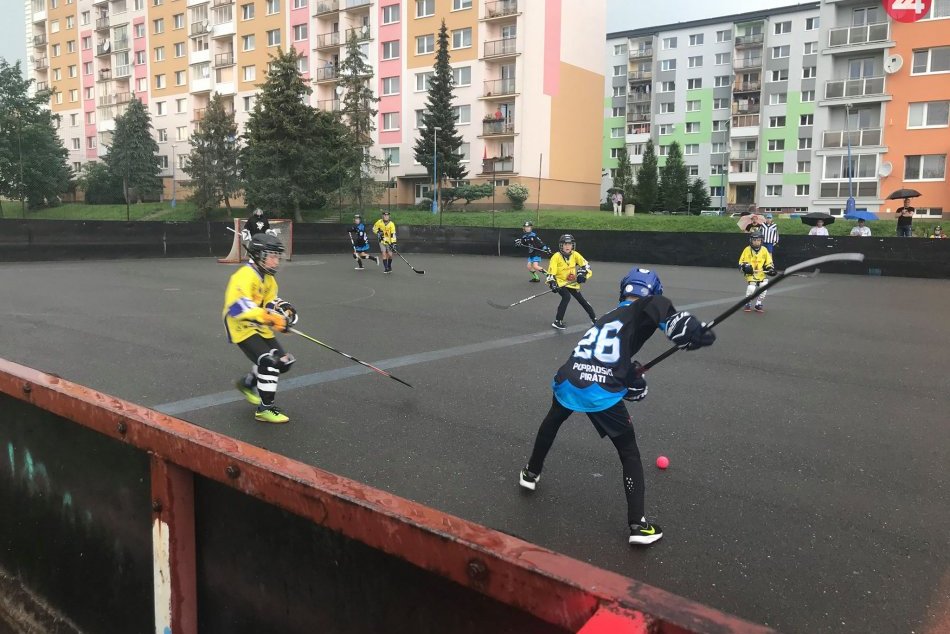 Ilustračný obrázok k článku Popradskí hokejbalisti sa dočkali: Ihrisko s medzinárodnými parametrami