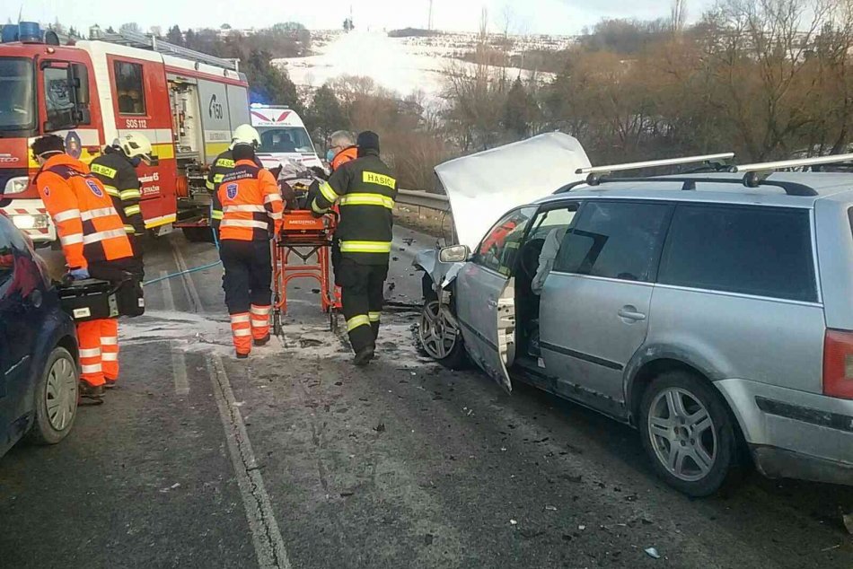 Ilustračný obrázok k článku Vážna nehoda pred Kežmarkom: Čelne sa zrazili dve autá, hlásia zranených