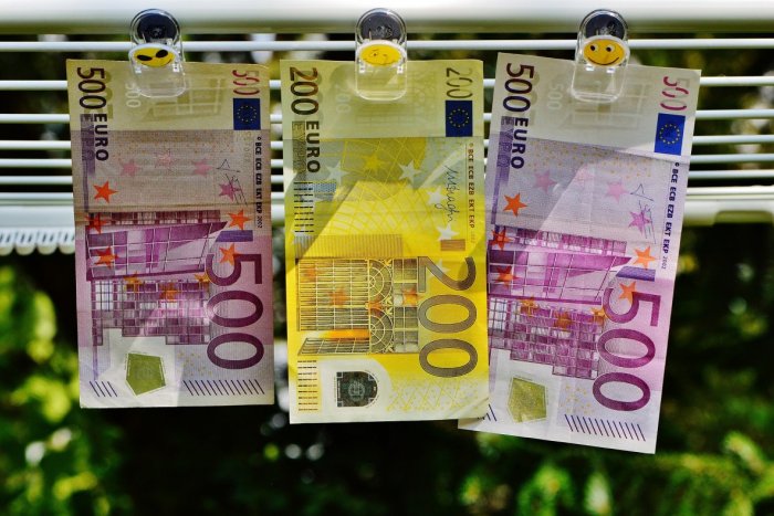 Ilustračný obrázok k článku Mladík sa pokúsil v Poprade zaplatiť 500 eurovou bankovkou: Predavačke sa niečo nezdalo