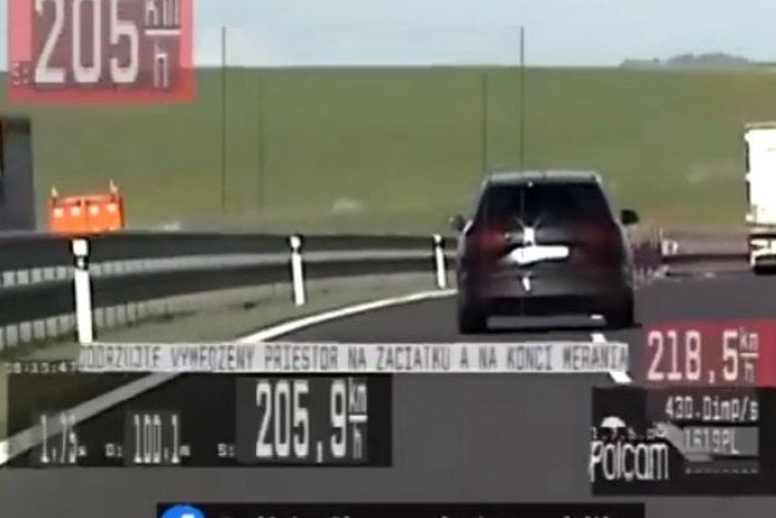 Ilustračný obrázok k článku Policajná PUMA v akcii na VIDEU: Vodič sa hnal rýchlosťou 248 km/h!