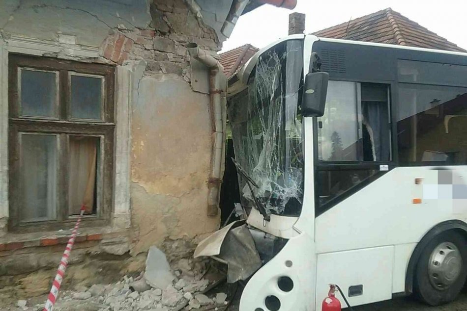 Ilustračný obrázok k článku Autobus s cestujúcimi nabúral do rodinného domu: Polícia má vysvetlenie