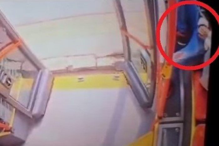 Ilustračný obrázok k článku Nechutný čin mladíka z východu: Ukájal sa priamo pred cestujúcimi, VIDEO