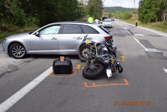 Ilustračný obrázok k článku Hrozivá nehoda na Štrbskom plese: Motorkár po náraze do auta utrpel ťažké zranenia