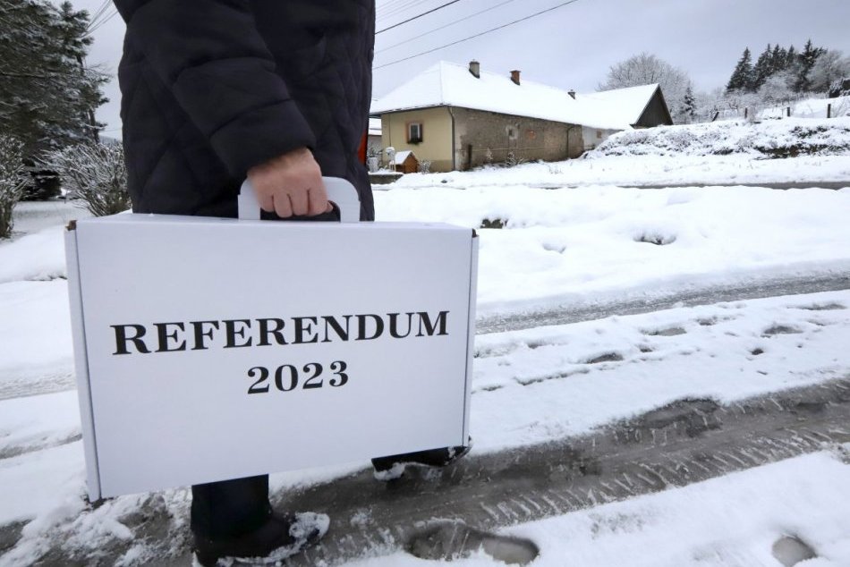Ilustračný obrázok k článku V Tatrách chodia na referendum aj "cezpoľní": V Starom Smokovci hovoria o VÝBORNEJ účasti