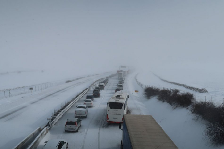 Ilustračný obrázok k článku NULOVÁ viditeľnosť a sneh: Na D1 pod Tatrami sa ZRAZILO niekoľko áut!