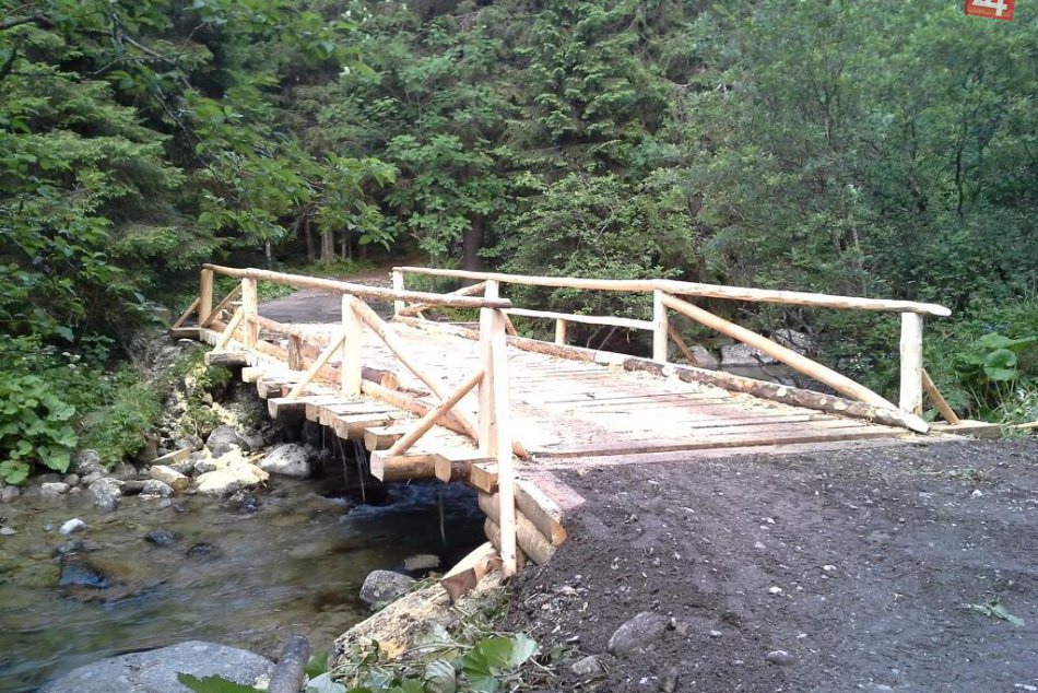 Drevené mosty, ktoré uzavreli turistické chodníky, sú opäť spriechodnené