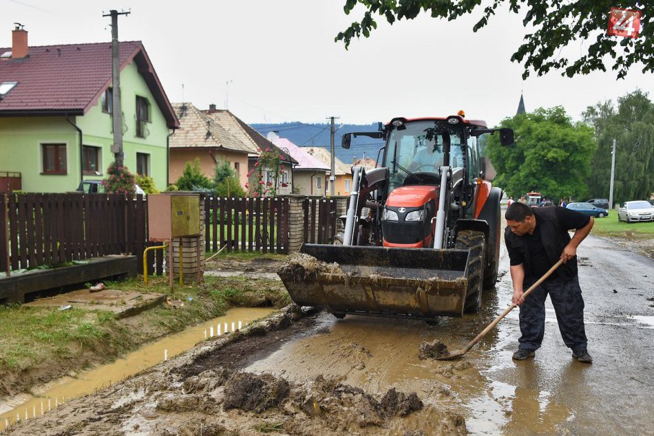 Pohroma v Hranovnici: Lokálna povodeň zaliala dve ulice, pomáhajú hasiči